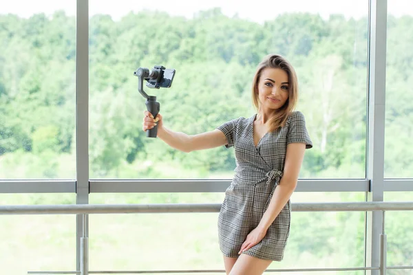 Ung Affärskvinna Inspelning Video Blogg Smartphone Företagets Kontor — Stockfoto