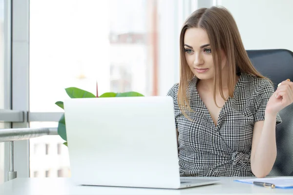Kadını Kadını Ofiste Dizüstü Bilgisayarda Çalışıyor — Stok fotoğraf