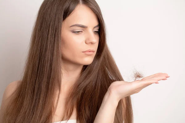 Junge Frau Mit Kamm Sorgt Sich Haarausfall — Stockfoto