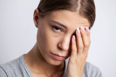 Güçlü baş ağrısı, masaj, aşırı çalışmaktan bitap düşmüş tapınaklar, bitkin düşmüş bir kadın.