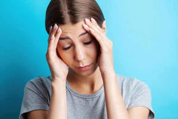 過労で疲弊した強い頭痛の寺院を感じ 圧倒された女性 — ストック写真