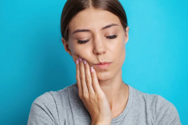Женщина Страдающая Зубной Боли Прикосновения Щеке — стоковое фото