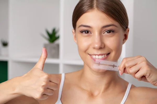 Tandblekning Vacker Leende Kvinna Som Håller Whitening Strip — Stockfoto