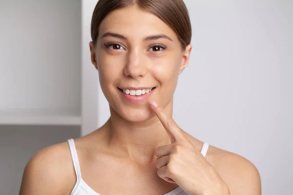 stock image Woman with strong white teeth looking at camera and smiling.