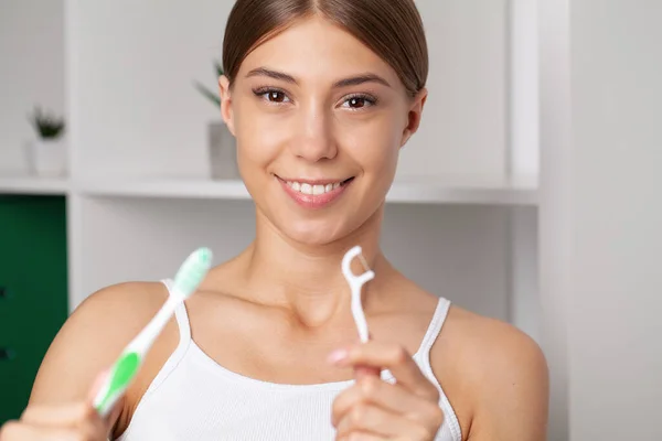 Kobieta Używała Nici Dentystycznej Czyszczenia Zębów — Zdjęcie stockowe