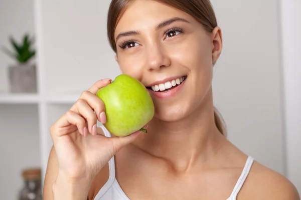Όμορφο Κορίτσι Τέλεια Λευκά Δόντια Κρατώντας Πράσινο Μήλο Χαμογελώντας — Φωτογραφία Αρχείου