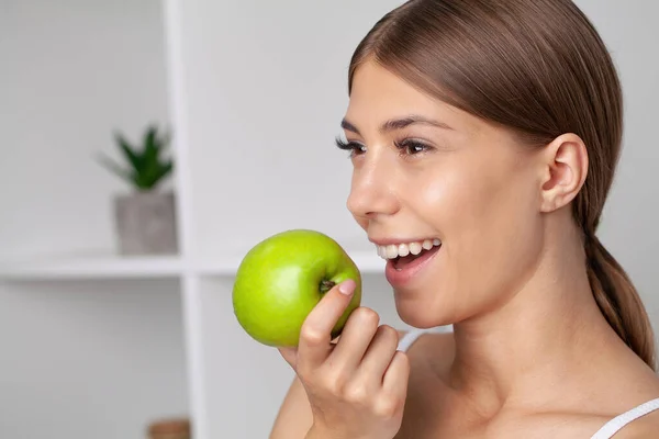 Vacker Flicka Med Perfekta Vita Tänder Håller Grönt Äpple Ler — Stockfoto