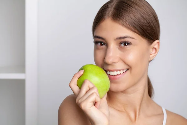 Hermosa Chica Con Dientes Blancos Perfectos Sosteniendo Verde Manzana Sonriendo —  Fotos de Stock