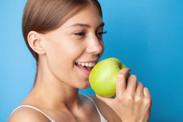 Vacker Flicka Med Perfekta Vita Tänder Håller Grönt Äpple Ler — Stockfoto