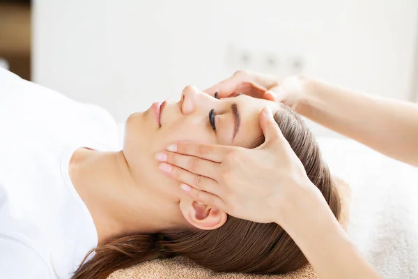 Zbliżenie Młody Kobieta Otrzymywać Spa Masaż Leczenie Kosmetyka Spa Salon — Zdjęcie stockowe