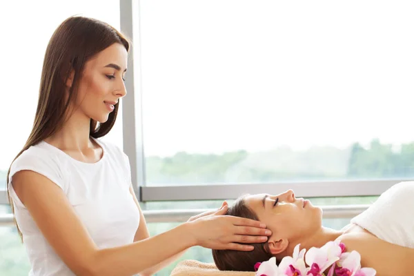 Close Van Jonge Vrouw Het Krijgen Van Spa Massage Behandeling — Stockfoto
