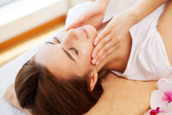 Close Jovem Mulher Recebendo Tratamento Massagem Spa Salão Beleza Spa — Fotografia de Stock