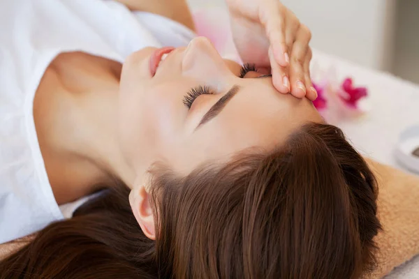 Bella Ragazza Massaggio Facciale Una Clinica Bellezza — Foto Stock