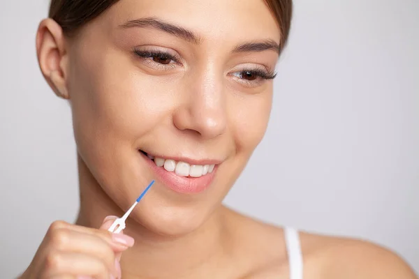 Die Frau Benutzt Bürsten Die Zahnzwischenräume Reinigen lizenzfreie Stockfotos