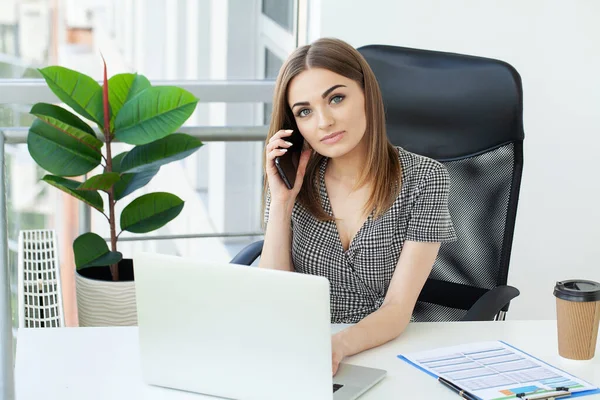 Young Entrepreneur Woman Working Laptop Sitting Office — Stock Photo, Image