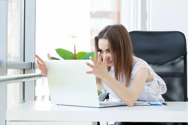 Znudzona Młoda Kobieta Biurze Pracy Laptopem Wpatrując Się Ekran Komputera — Zdjęcie stockowe
