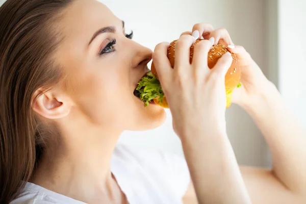 Młoda Kobieta Jedząca Hamburgery Kobieta Jedząca Niezdrowe Jedzenie — Zdjęcie stockowe