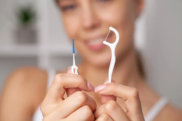 Mulher Usando Fio Dental Para Limpar Dentes Imagens Royalty-Free