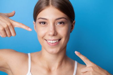 Mükemmel gülüşlü güzel bir genç kadının portresi.