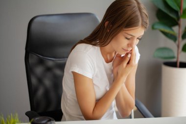 Ağrıyan diş ofiste acı mutsuz genç işçi.