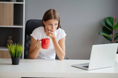 Ağrıyan diş ofiste acı mutsuz genç işçi.