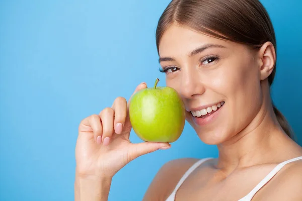 Ung Kvinna Med Snövitt Leende Håller Grönt Äpple Tandvård — Stockfoto