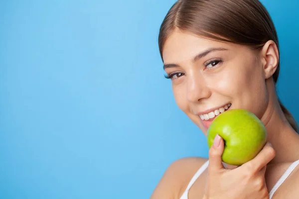 Ung Kvinna Med Snövitt Leende Håller Grönt Äpple Tandvård — Stockfoto