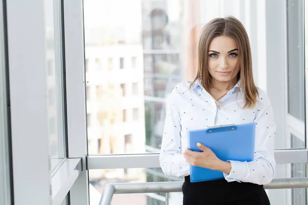 Young Woman Works Laptop Company Office — Stock Photo, Image