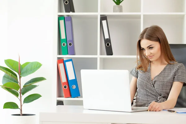 Young Woman Works Laptop Company Office — Stock Photo, Image