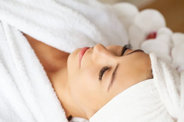 Femme Obtenir Traitement Massage Spa Salon Beauté Spa — Photo
