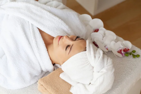 Woman Getting Spa Massage Treatment Beauty Spa Salon — Stock Photo, Image