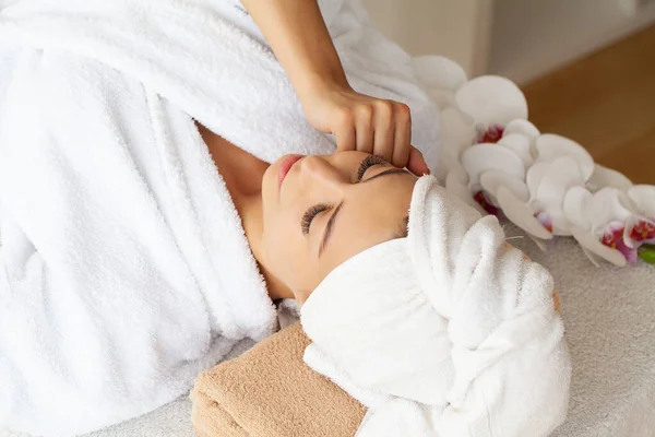 Femme Obtenir Traitement Massage Spa Salon Beauté Spa — Photo