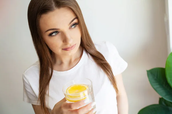 Mulher Bebendo Verão Refrescante Fruta Com Sabor Água Infundida Com — Fotografia de Stock