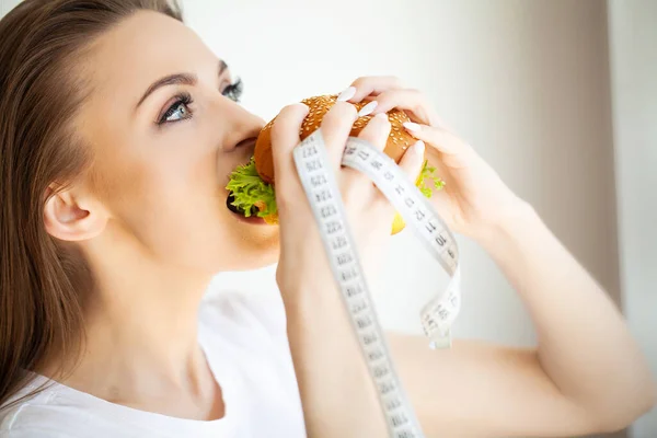 Mujer Joven Come Una Hamburguesa Grasosa Concepto Pérdida Peso — Foto de Stock