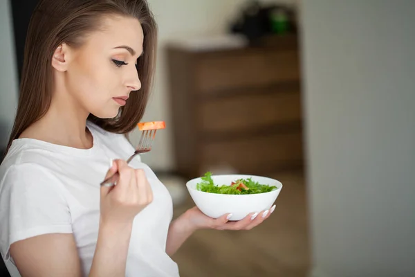 Kobieta Sałatkę Dietetyczną Pojęcie Odchudzania Diety — Zdjęcie stockowe