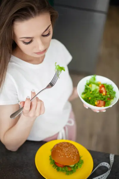 Kobieta Sałatkę Dietetyczną Pojęcie Odchudzania Diety — Zdjęcie stockowe