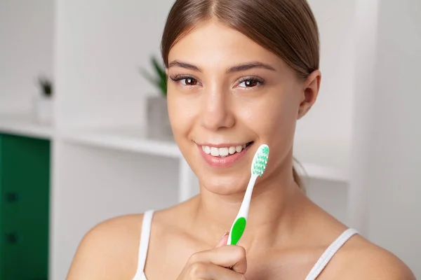 Senhora Feliz Escovando Dentes Com Escova Dentes Banheiro Imagens Royalty-Free