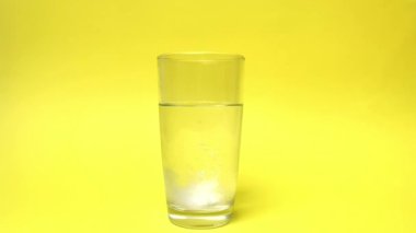 Bir bardak suda patlayıcı tablet, soğuk algınlığı için çözülebilir tablet, tedavi, kilo kaybı