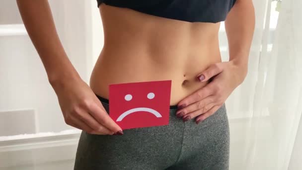Vrouw Gezondheid Vrouwelijk Lichaam Holding Sad Smile Card Buurt Van — Stockvideo