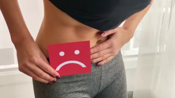 Kvinna Hälsa Kvinnlig Organ Innehar Sad Smile Kort Nära Magen — Stockvideo