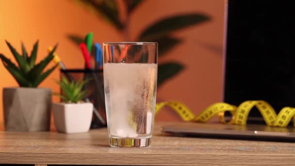 Αναβράζον Δισκίο Ένα Ποτήρι Νερό Διαλυτό Δισκίο Για Κρυολόγημα Θεραπεία — Αρχείο Βίντεο