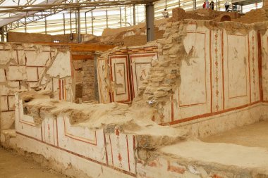 Türkiye 'nin Efes kentindeki evler, Roma döneminde zenginlerin nasıl yaşadığını gösteriyor. Ephesus 2015 yılında dünya mirası listesine yazılmıştır. İyonya kıyısında, İzmir İli 'nde MÖ 10. yüzyılda eski Arza bölgesinde inşa edilmiştir.