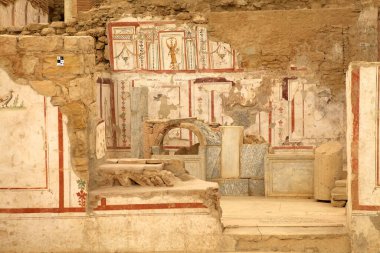 Türkiye 'nin Efes kentindeki evler, Roma döneminde zenginlerin nasıl yaşadığını gösteriyor. Ephesus 2015 yılında dünya mirası listesine yazılmıştır. İyonya kıyısında, İzmir İli 'nde MÖ 10. yüzyılda eski Arza bölgesinde inşa edilmiştir.