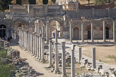 Türkiye 'nin Efes kentindeki evler, Roma döneminde zenginlerin nasıl yaşadığını gösteriyor. Ephesus 2015 yılında dünya mirası listesine yazılmıştır. İyonya kıyısında, İzmir İli 'nde MÖ 10. yüzyılda eski Arza bölgesinde inşa edilmiştir.