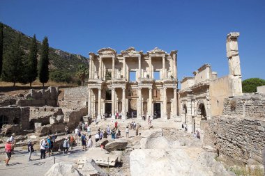 Türkiye 'nin Efes kentindeki evler, Roma döneminde zenginlerin nasıl yaşadığını gösteriyor. Ephesus 2015 yılında dünya mirası listesine yazılmıştır. İyonya kıyısında, İzmir İli 'nde MÖ 10. yüzyılda eski Arza bölgesinde inşa edilmiştir.