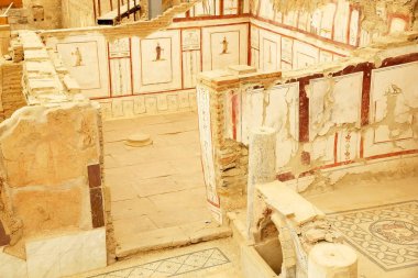 Türkiye 'nin Efes kentindeki evler, Roma döneminde zenginlerin nasıl yaşadığını gösteriyor. Ephesus 2015 yılında dünya mirası listesine yazılmıştır. İyonya kıyısında, İzmir İli 'nde MÖ 10. yüzyılda eski Arza bölgesinde inşa edilmiştir.