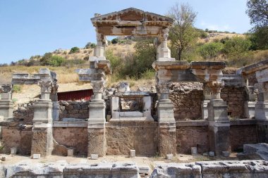 Efes arkeoloji sahası, Türkiye. Ephesus 2015 yılında dünya mirası listesine yazılmıştır. İyonya kıyısında, İzmir İli 'nde, Attic ve İyon Yunan kolonileri tarafından MÖ 10. yüzyılda Arzava başkentinde inşa edilmiştir.