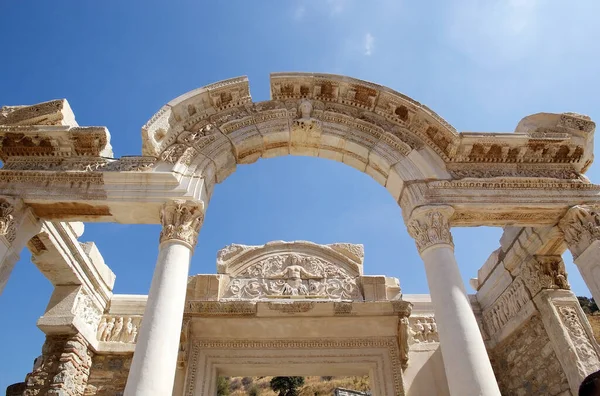 トルコのエフェソス遺跡にあるハドリアヌス神殿 エペソは2015年に世界遺産に登録されました イオニア海岸にあり イズミル州は紀元前10世紀にアッティカと旧アルザワンの首都の敷地内に建設されました — ストック写真