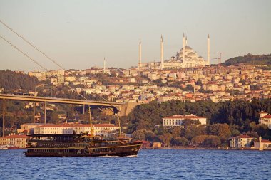 İstanbul, Türkiye 'de Boğaz. İstanbul, eskiden Konstantinopolis olarak bilinen Türkiye 'nin en büyük kentidir ve ülkenin ekonomik, kültürel ve tarihi merkezi olarak hizmet vermektedir..