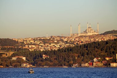 İstanbul, Türkiye 'de Boğaz. İstanbul, eskiden Konstantinopolis olarak bilinen Türkiye 'nin en büyük kentidir ve ülkenin ekonomik, kültürel ve tarihi merkezi olarak hizmet vermektedir..